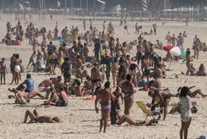 Brasil roza los 50.000 muertos y las ciudades vuelven a endurecer las restricciones