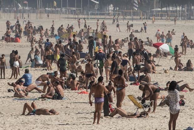Cientos de visitantes fueron registrados este sábado al disfrutar de la playa Leme, en Río de Janeiro, Brasil.