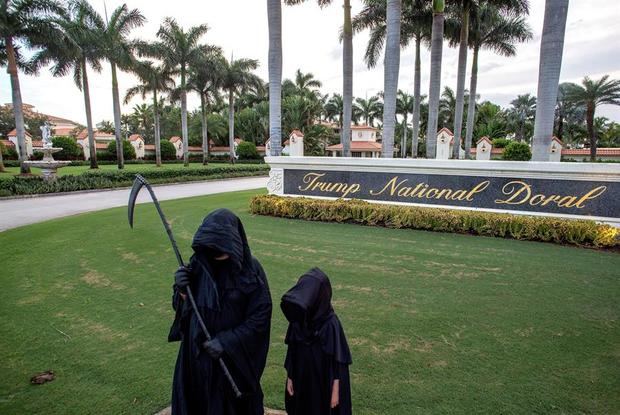 El abogado floridiano Daniel W. Uhlfelder (i) posa, junto a su hija Daisy, vestido como la muerte en el Trump National Doral Golf Resort de Doral, Florida (EE.UU.), este 20 de junio de 2020.