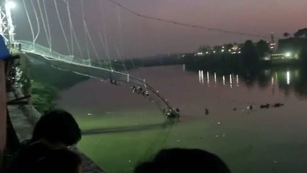 68 muertos y cerca de 100 de desaparecidos en India al derrumbarse un puente colgante