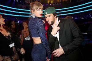 Bad Bunny y Taylor Swift: hicieron delirar a los fans con su química en los Grammy