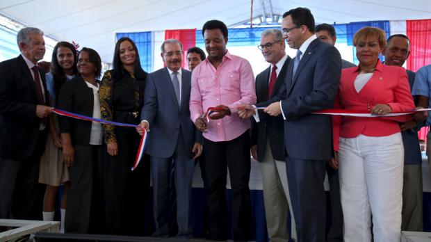 Presidente Danilo Medina y otras figuras en inauguración de escuela.