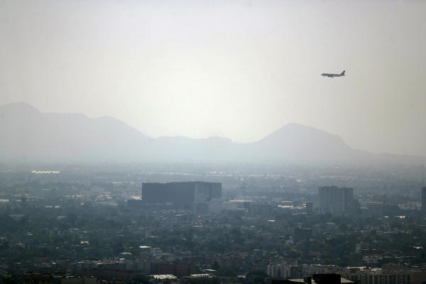 Fotografía de archivo que muestra una capa de contaminación, sobre la Ciudad de México
