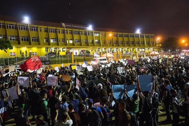 Fotografía tomada el pasado 19 de febrero en la que se registró a miles de personas vestidas de negro, frente a la sede de la Junta Central Electoral (JCE) de República Dominicana, en protesta por la suspensión de las elecciones municipales dominicanas, en Santo Domingo.