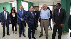 Danilo Medina recorrió la Plaza de la Cultura en compañía del ministro Pedro Vergés.