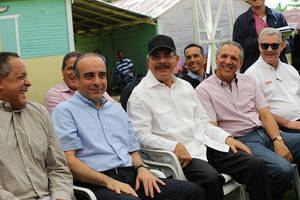 Danilo Medina autoriza financiamiento a 8 mil tareas cacao y títulos para 42 mil tareas 