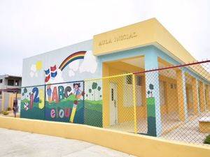 Medina entrega un liceo y dos escuelas en comunidades de San Cristóbal
