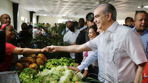 Presidente Abinader visita mercado INESPRE