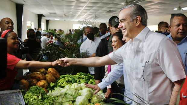 Presidente Abinader visita mercado INESPRE.