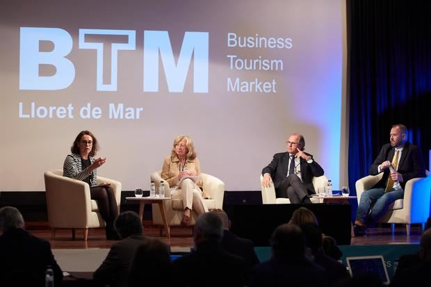 Elizabeth Keegan,  Anna Garriga, Santiago García-Nieto y Calum Laming durante el foro BTM. 
