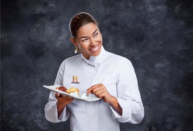 Fotografía cedida por Canal Historia de la chef Maria Marte con un plato de su interpretación de 'La ültioma Cena'.