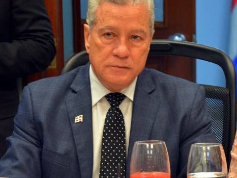 Nelson Toca Simó titular del MICM y Luisa Fernández, directora ejecutiva del CNZFE