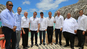 Danilo Medina lleva inversionistas a Bahía de las Águilas 