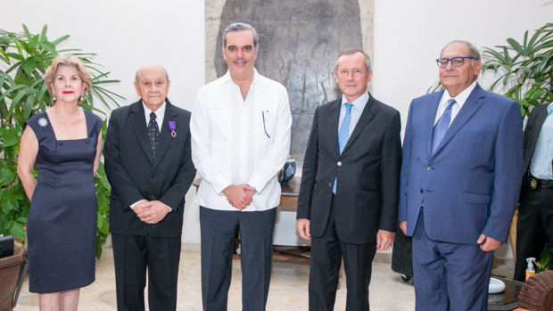 El presidente Luis Abinader acompañado de participantes en la condecoraciòn.
