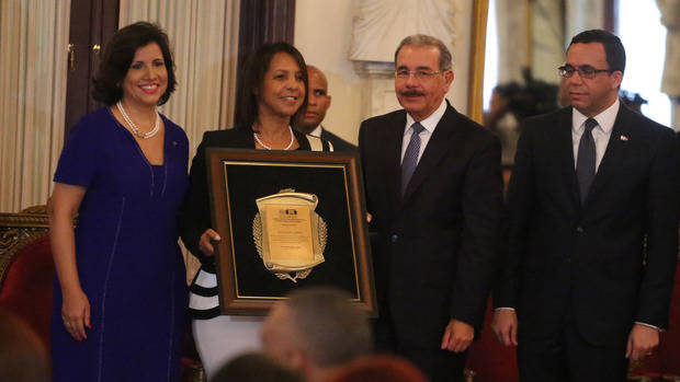 Medina impone Medalla al Mérito Magisterial y entrega premios a 3 profesores