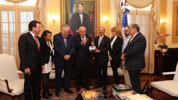 Presidente Danilo Medina recibe al alcalde de Miami, Tomás Regalado