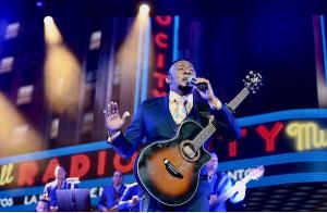 Anthony Santos triunfa en Radio City Músic Hall con su concierto “La Historia de mi vida”