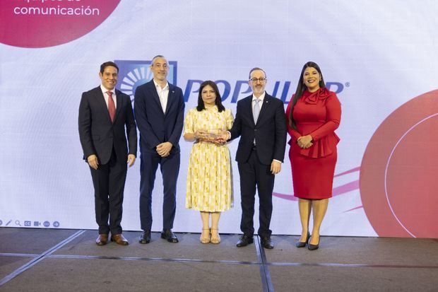 De izquierda a derecha, los señores Luis Álvarez Soto, Víctor Fernández, Sonia Mordán, Esteban Martínez – Murga y Rosaily Rodríguez.