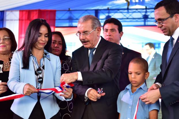 Presidente Medina en inauguración de escuela.