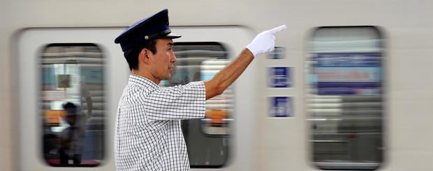 Un hombre de 22 años y una mujer de 34 años sufrieron quemaduras causadas por lo que la policía nipona sospecha fue ácido sulfúrico en la estación de metro de Shirokane Takanawa, ubicada en un céntrico barrio residencial de la capital.