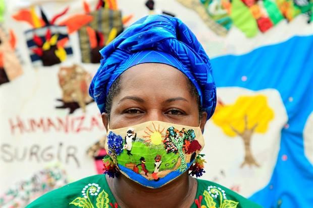 Defensora de derechos humanos y líder de la Asociación Mujeres Tejiendo Sueños y Sabores de Mampuján, Juana Ruiz, mientras luce un tapabocas elaborado por las tejedoras para prevenir el contagio de la Covid-19, en Mampuján, Colombia.