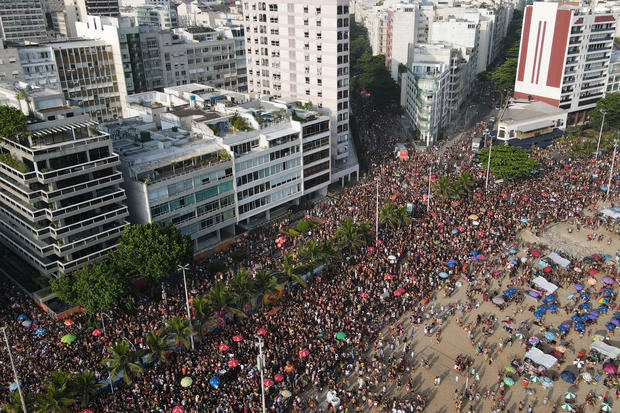 Fotografía aérea con un dron de la comparsa callejera 'Simpatía e quase amor' durante el domingo de carnaval en la playa de Ipanema en la ciudad de Río de Janeiro, Brasil.