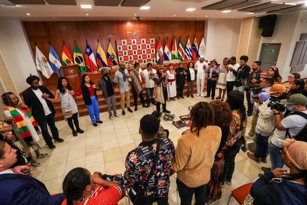 Líderes indígenas y afrodescendientes participan de un ritual indígena en la 'I Reunión por la Liberación de los Pueblos Negro e Indígenas en contra de la Exclusión, Discriminación y la Defensa de los Territorios', hoy en Quito, Ecuador.
