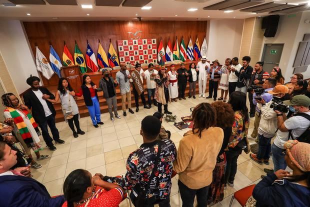 Líderes indígenas y afrodescendientes participan de un ritual indígena en la 'I Reunión por la Liberación de los Pueblos Negro e Indígenas en contra de la Exclusión, Discriminación y la Defensa de los Territorios', hoy en Quito, Ecuador.
