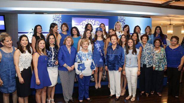 Integrantes de la Rama Femenina del Licey, junto a Gabriela Moore nueva madrina.