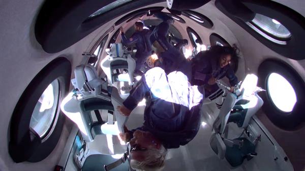 Fotografía facilitada por Virgin Galatic que muestra a la tripulación de la SpaceShip Two Unity 22, incluido Sir Richard Branson, mientras alcanzan la gravedad cero durante su vuelo después de despegar del Spaceport America, Nuevo México, EE. UU.. 