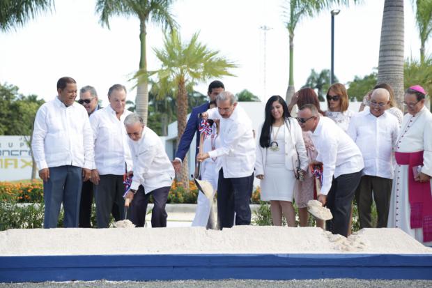 Presidente Danilo Medina da primer picazo para proyecto habitacional Higüey City Homes