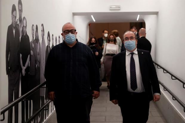 El ministro de Cultura y Deporte, Miquel Iceta (d), inaugura la exposición 'Alex de la Iglesia. Del cine como una de las bellas artes' este martes junto al cineasta Álex De la Iglesia (i) en la Filmoteca Nacional de Madrid. 