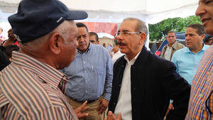 El presidente Medina visita las zonas afectadas por el huracán María