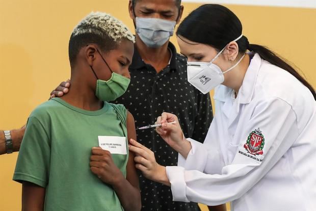 Menores entre los 5 y 11 años de edad reciben la vacuna Pfizer contra la COVID-19, este 14 de enero de 2021, en la ciudad de Sao Paulo, Brasil.