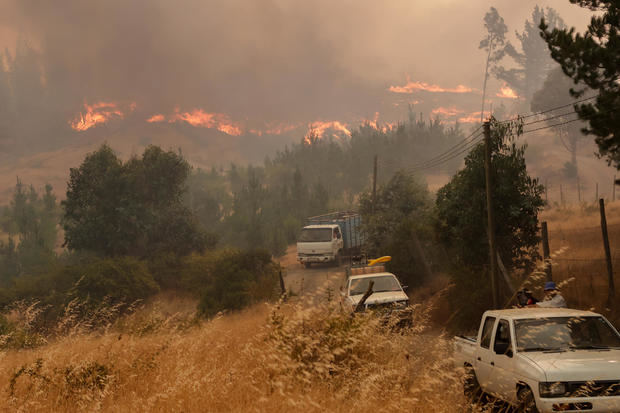 Vecinos evacúan por un incendio forestal en sector Rinconada de la comuna de Quillón, región de Nuble, Chile.