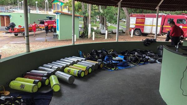 Fotografía cedida por el Departamento de Bomberos del estado de Minas Gerais que muestra los procedimientos de búsqueda de las víctimas del accidente en el lago Furnas, municipio de Capitólio, Minas Gerais (Brasil). 