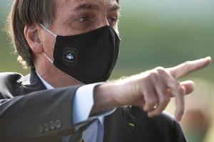 Bolsonaro insiste en no tomar la vacuna y pone en duda la eficacia de la mascarilla