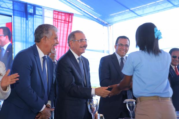 Medina entrega dos nuevos centros educativos albergarán a 910 estudiantes DN