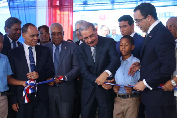 Danilo Medina entrega dos escuelas en Barahona y una estancia infantil en Pedernales