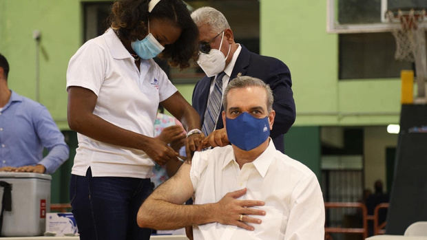 Presidente Abinader recibe tercera dosis de vacuna contra la COVID-19