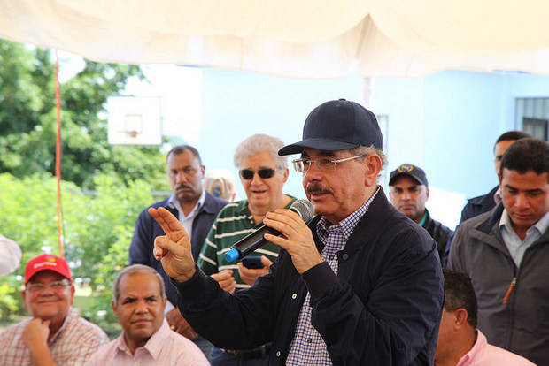El presidente Danilo Medina con los comunitarios de Las Calderas en Peravia. 