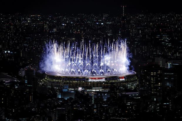 Fuegos artificiales durante la ceremonia inaugural de los Juegos Olímpicos de Tokio 2020, este viernes en el Estadio Olímpico, que no contará con la presencia de público en las gradas.