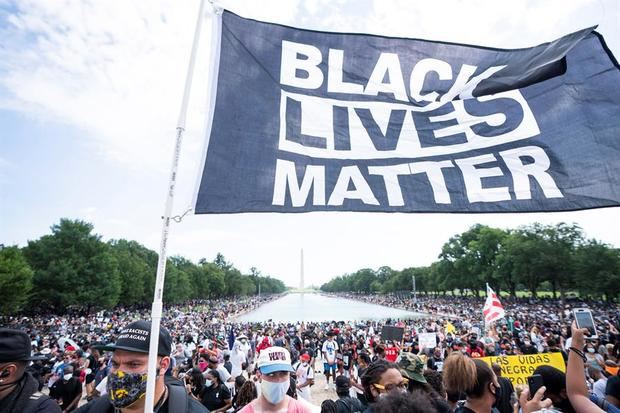 Las multitudes se reúnen cerca del Monumento a Lincoln para conmemorar el 57 aniversario de la histórica marcha del Martin Luther King Jr., cuando pronunció su discurso 'Tengo un sueño'.