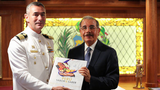 El comandante, Franz Bittrich Ramírez, junto al presidente de la República, Danilo Medina. 