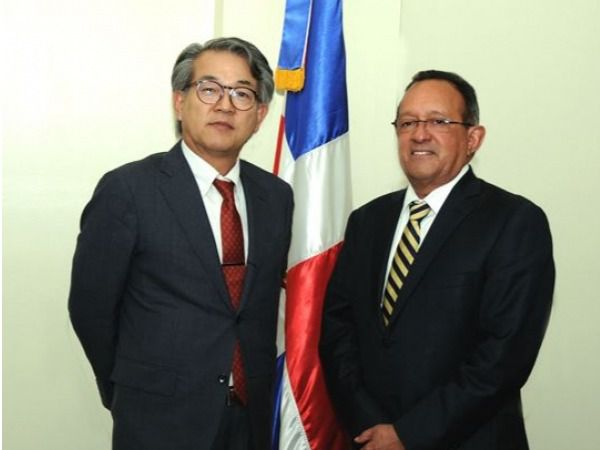 Encuentro del  Hiroyuki Makiuchi, embajador de Japón en el país con el el ministro de Agricultura, Ángel Estévez,