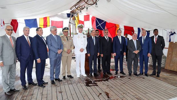 Funcionarios visitan barco. 