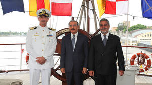 Presidente Medina visita buque escuela de la Armada Peruana