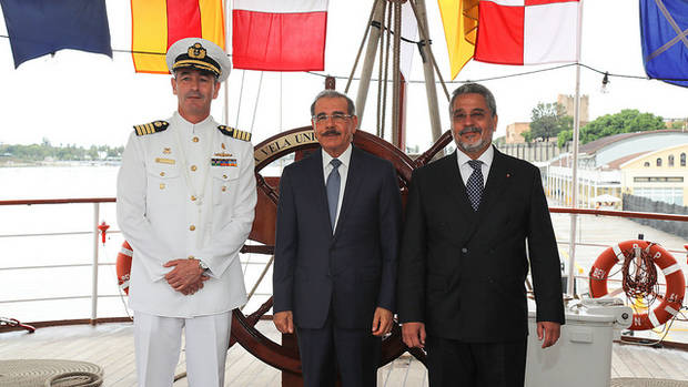 El comandante del barco, Franz Bittrich Ramírez, el presidente de la República, Danilo Medina Sánchez, y el embajador de Perú, , Augusto Freyre Layzequilla. 