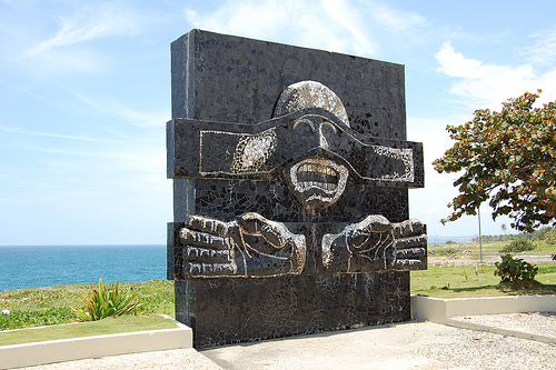 El Monumento a los Héroes del 30 de Mayo es una imponente creación del pintor, gestor cultural y escultor Silvano Lora.