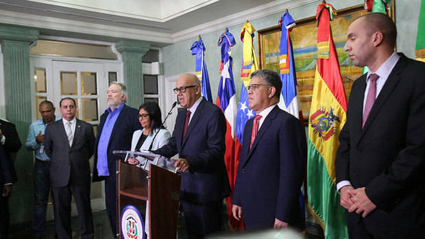 El ministro venezolano de Comunicación y Cultura, Jorge Rodríguez, habla junto a presidenta de la oficialista Asamblea Nacional Constituyente (ANC), Delcy Rodríguez. 